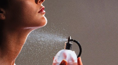 Women-Spraying-Perfume